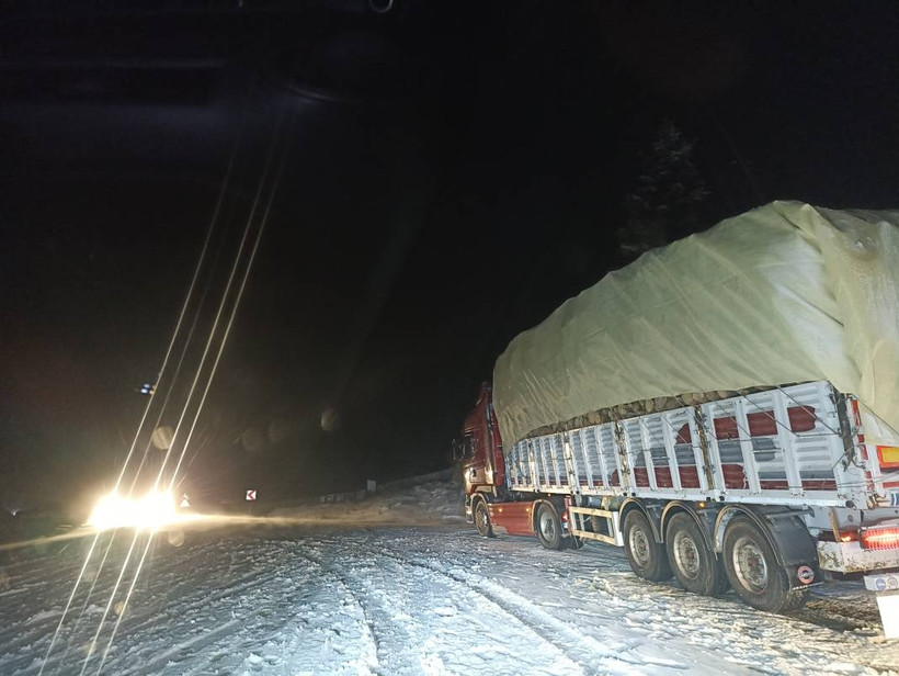 Kastamonu'da kar etkili oldu: Araçlar yolda mahsur kaldı, köy yolları kapandı - Resim: 1